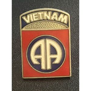 82ND AIRBORNE VIETNAM VETERAN LAPEL HAT PIN UP US ARMY VETERAN Fort Bragg NC